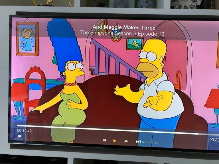 Dónde ver Los Simpson en español latino de forma gratuita y legal 10 televisor con escenas de los simpson