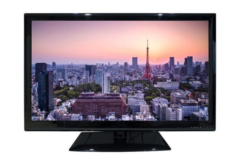 televisor encendido con paisaje urbano de fondo