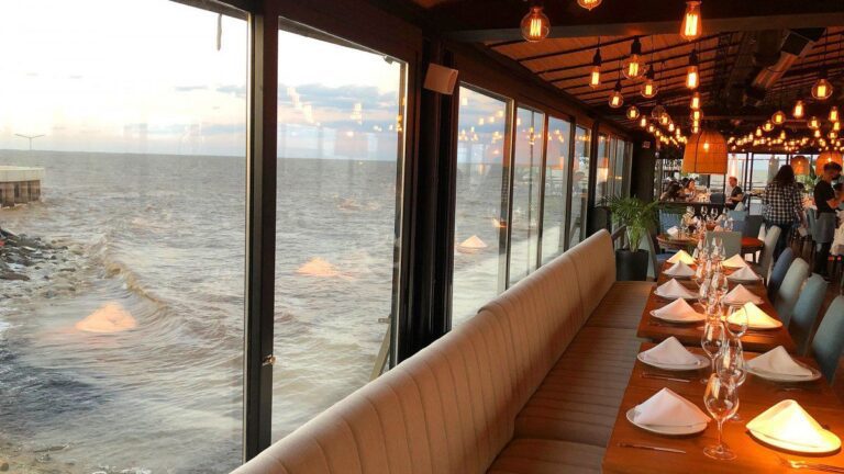 terraza con vista al rio en puerto madero
