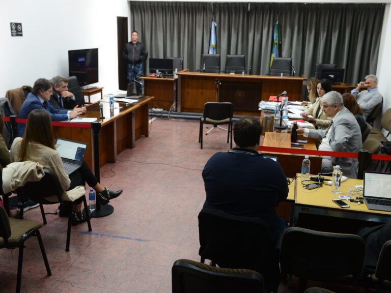 teto medina en una sala de juicio