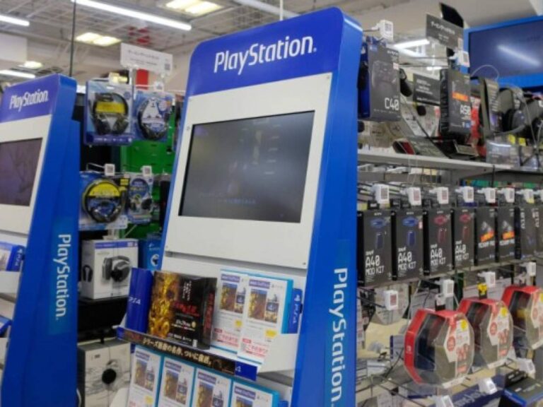 tiendas de videojuegos con consolas en exhibicion