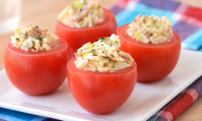 tomates rellenos de arroz frescos y coloridos