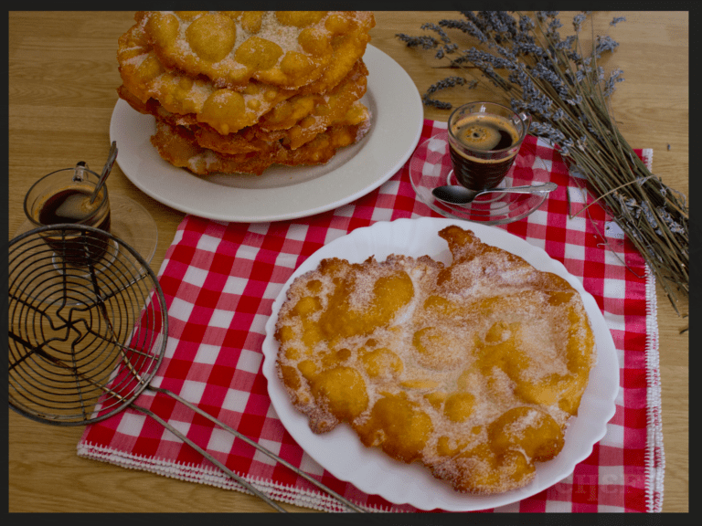 tortas fritas doradas en una mesa