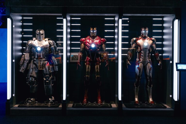 traje de iron man en exhibicion creativa
