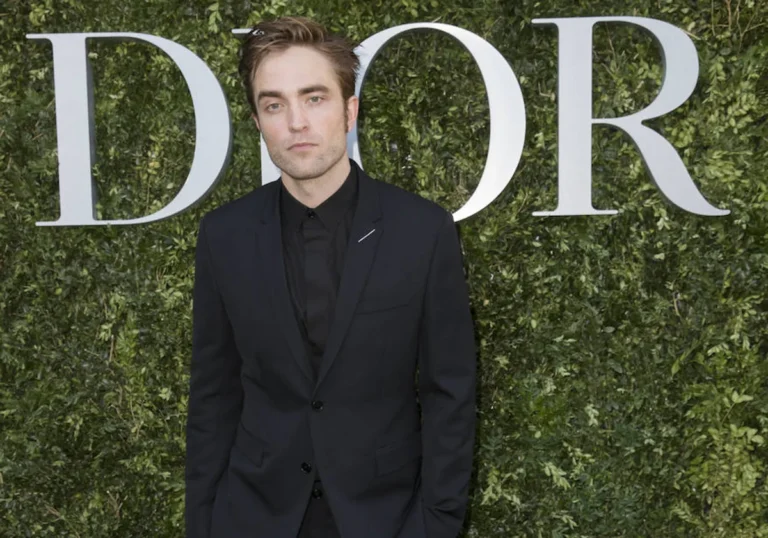 traje elegante con camisa negra