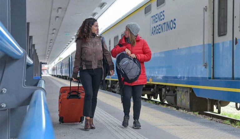 tren argentino en estacion con pasajeros