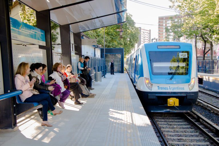 Buscás empleo en Trenes Argentinos Descubrí cómo trabajar con nosotros 5 tren argentino en una estacion moderna