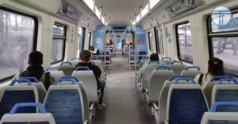 tren roca en estacion de tren