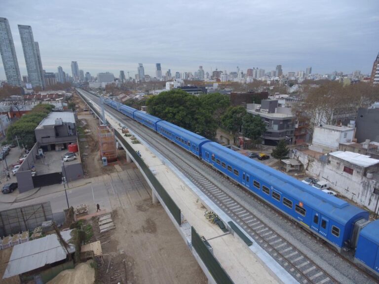 tren san martin cruzando un paisaje urbano