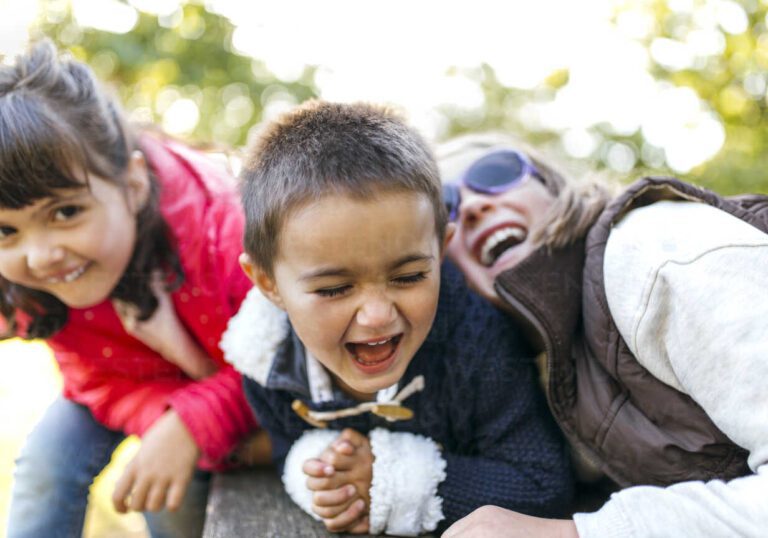 Dónde están los trillizos separados al nacer y qué ha sido de ellos 19 tres ninos jugando juntos en un parque