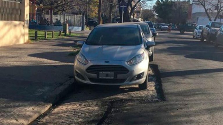 un auto estacionado en una calle argentina