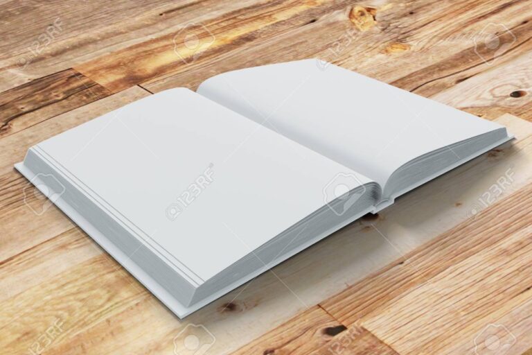 un diario abierto sobre una mesa