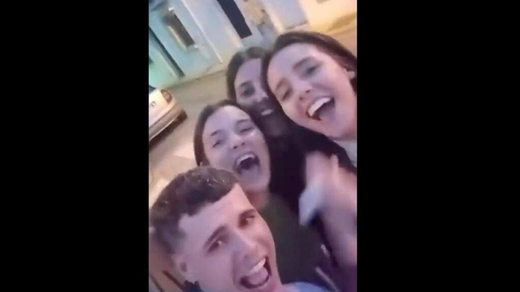 un grupo de jovenes grabando un video