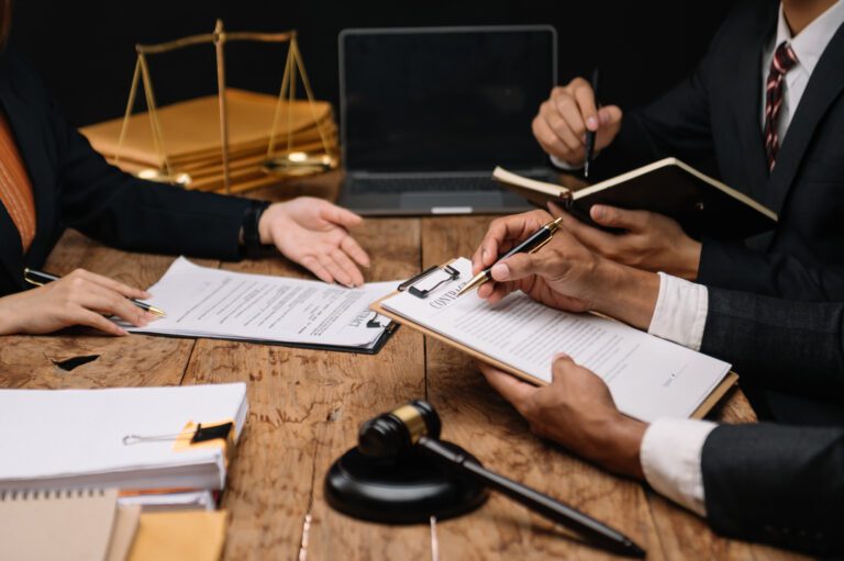 un grupo de personas revisando documentos legales