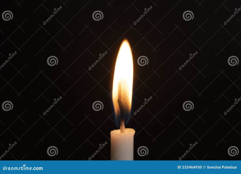 una llama encendida en un fondo oscuro