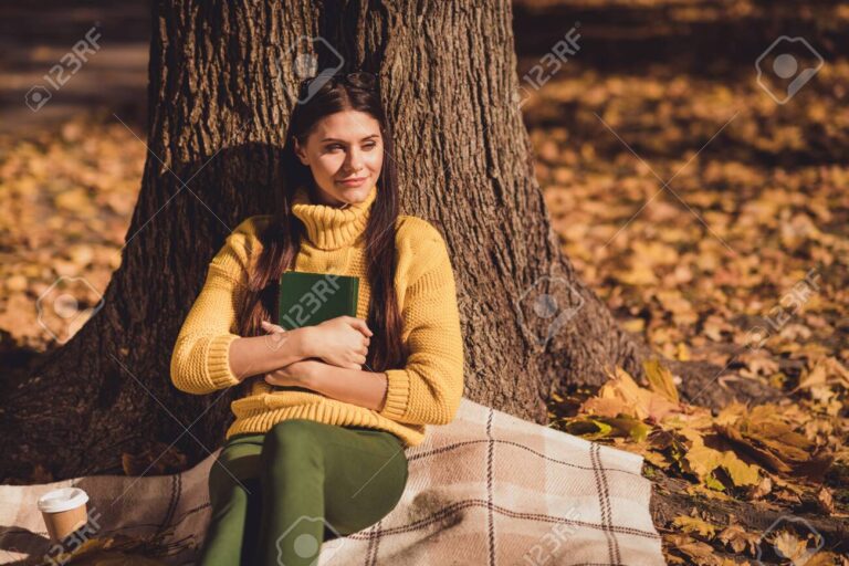 una nina sonadora bajo un arbol