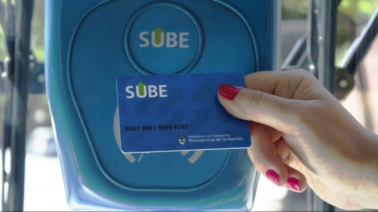 Cómo solucionar el saldo negativo en tu tarjeta SUBE en Argentina 18 una persona revisando su tarjeta sube