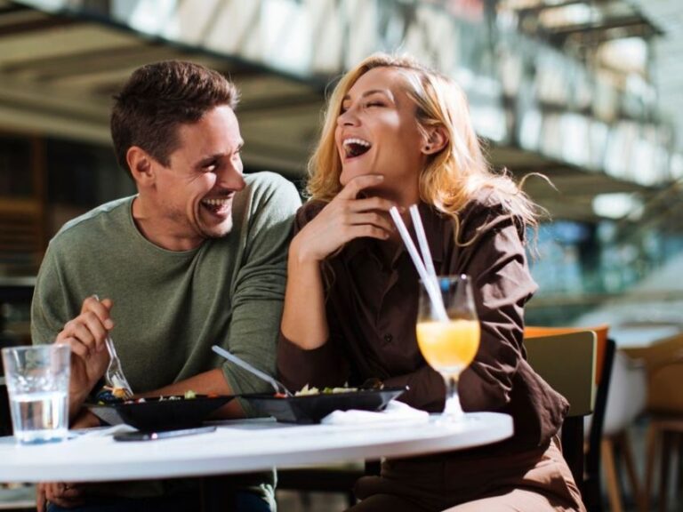 una persona riendo en una conversacion