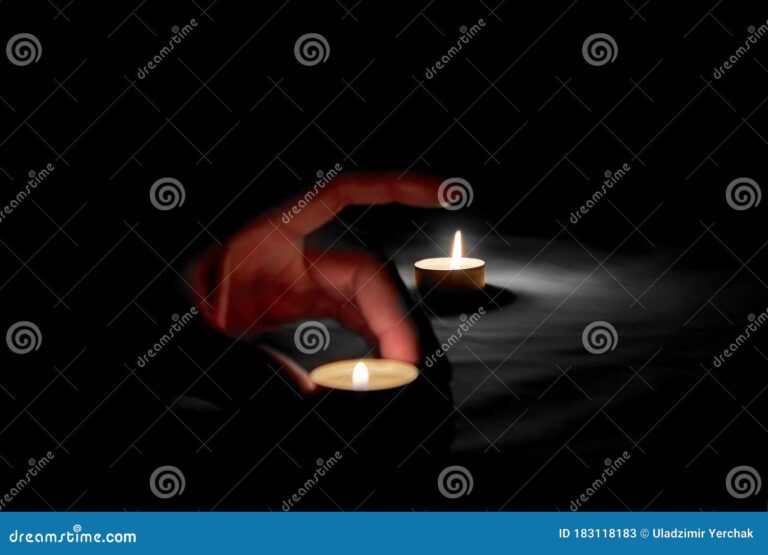 una vela encendida en memoria