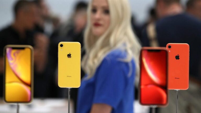 usuarios interactuando con un iphone xr