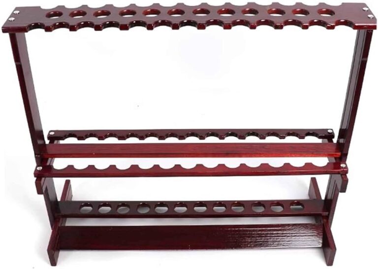 variedad de canas de pescar en estante