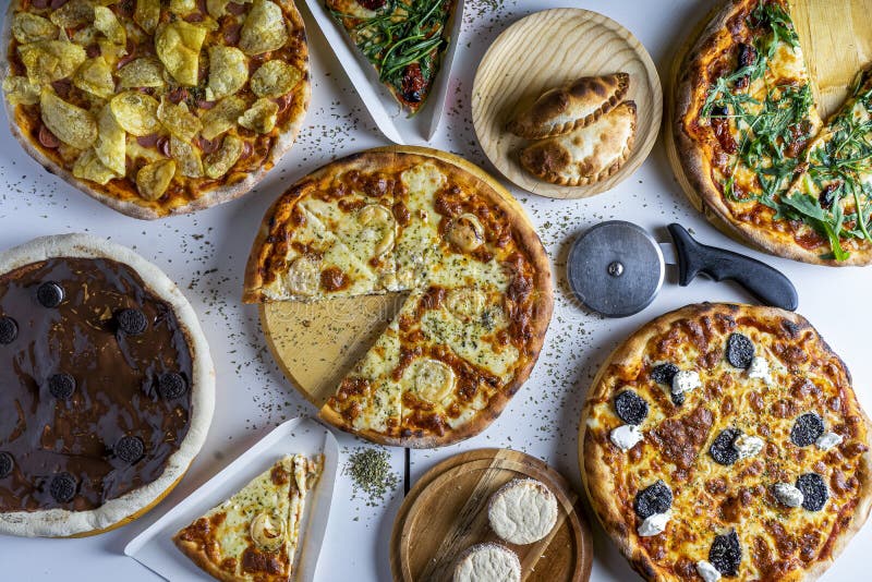 Cómo elegir la mejor pizza para disfrutar en tu PC 1 variedad de pizzas sobre una mesa