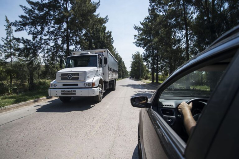 vehiculos en una ruta argentina