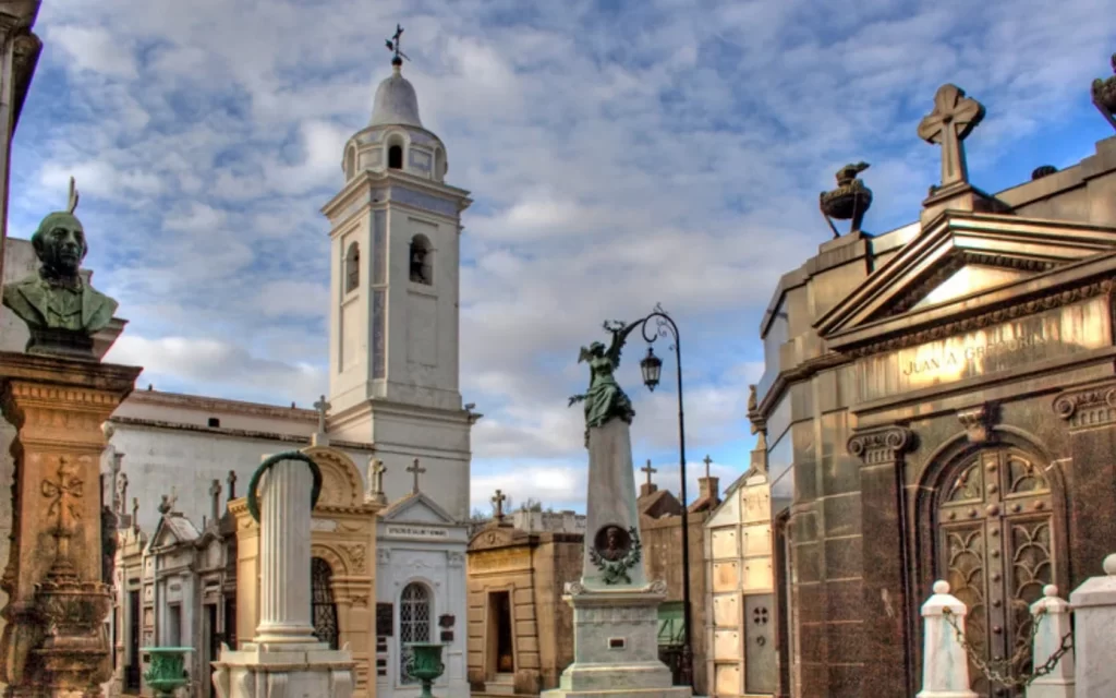 Dónde puedo encontrar información sobre visitas guiadas al Cementerio de la Recoleta 1 visitas guiadas por cementerio de la recoleta