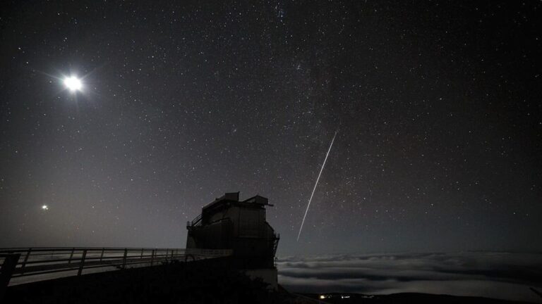 vista de la estacion espacial internacional en el cielo