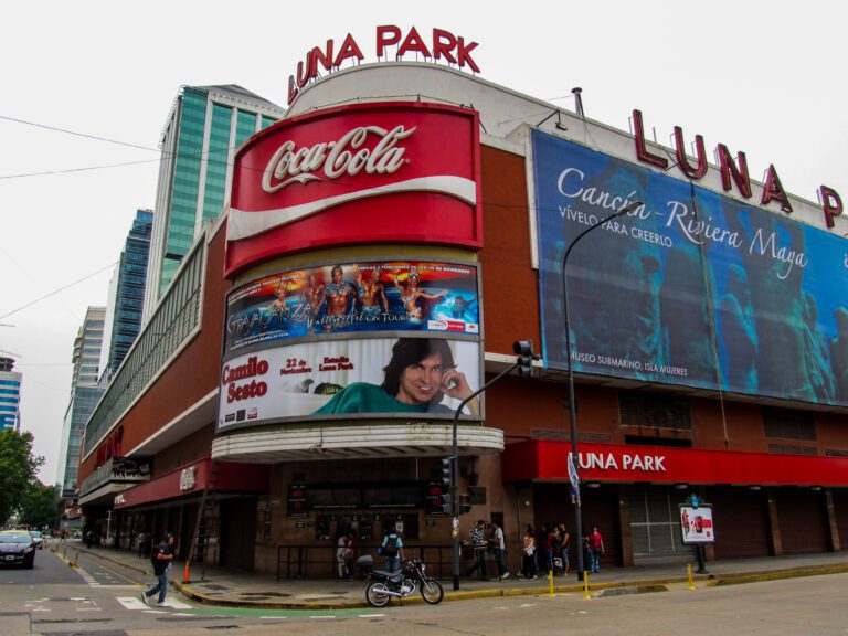 vista del exterior del luna park