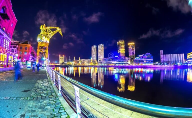 vista panoramica de puerto madero de noche