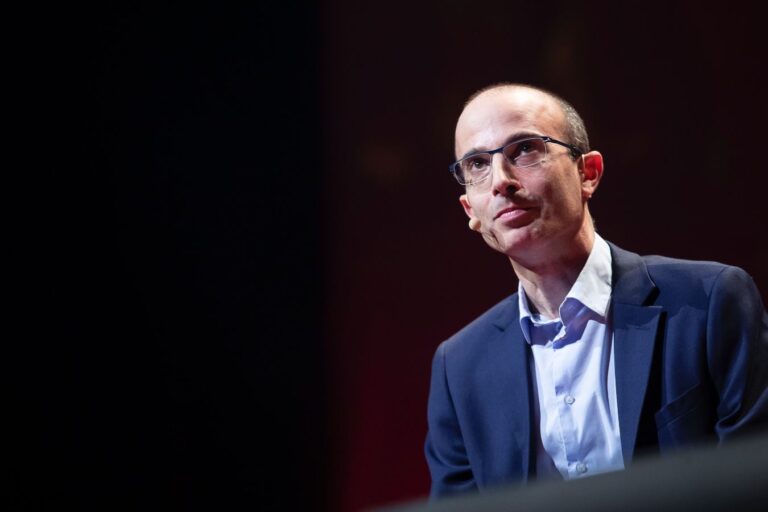 yuval harari hablando sobre inteligencia artificial