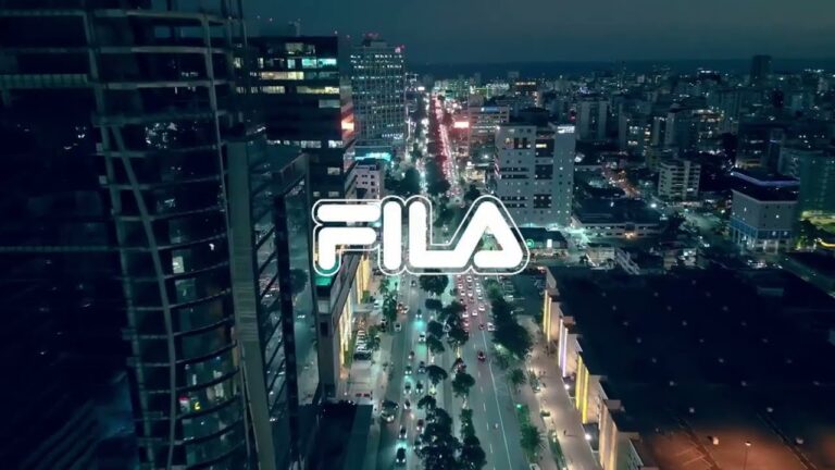 zapatillas fila corriendo en paisaje urbano