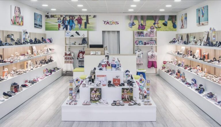 zapatillas originales en vitrina de tienda